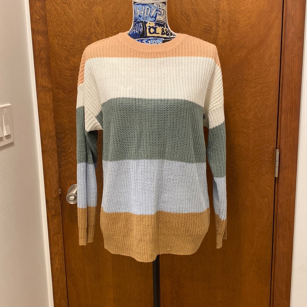 Full circle trends light sweater size small